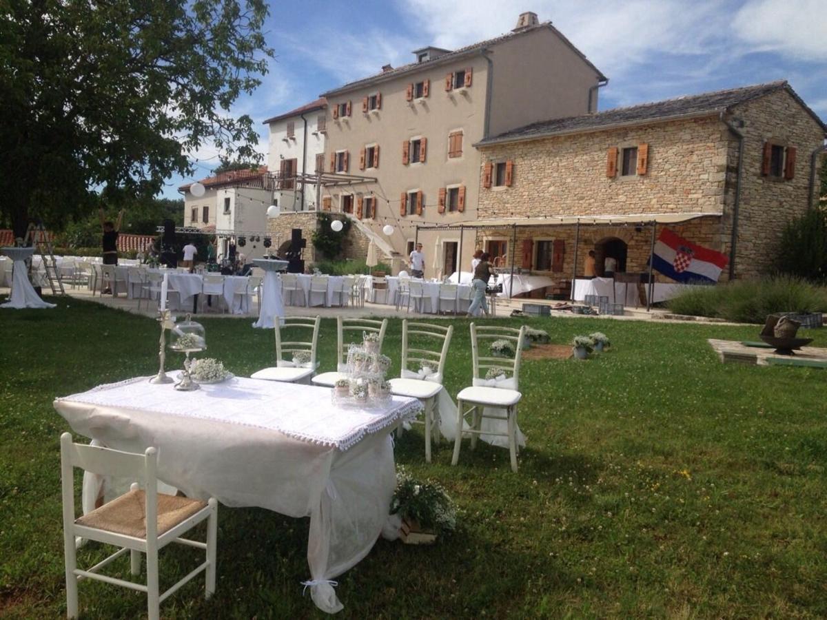 Villa Poropati, Groznjan, Istria - Luxury Countryside Estate For Up To 19 Persons - Large Pool Of 80M2 With Kids Section מראה חיצוני תמונה