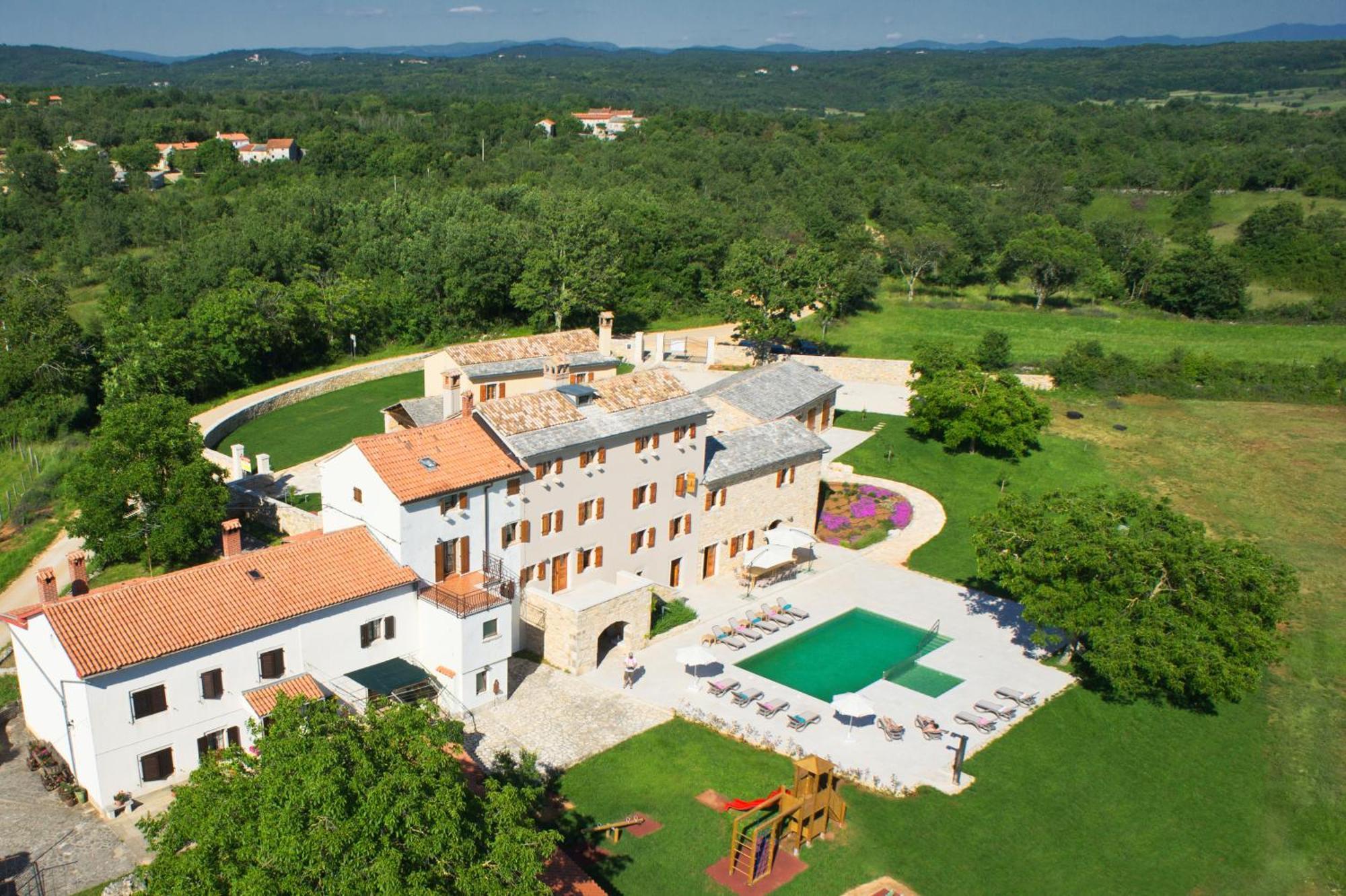 Villa Poropati, Groznjan, Istria - Luxury Countryside Estate For Up To 19 Persons - Large Pool Of 80M2 With Kids Section מראה חיצוני תמונה