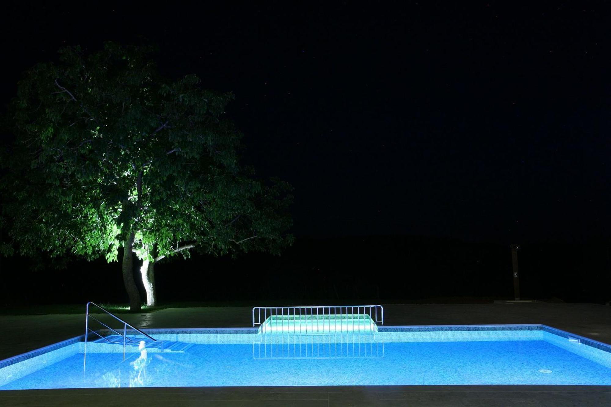 Villa Poropati, Groznjan, Istria - Luxury Countryside Estate For Up To 19 Persons - Large Pool Of 80M2 With Kids Section מראה חיצוני תמונה