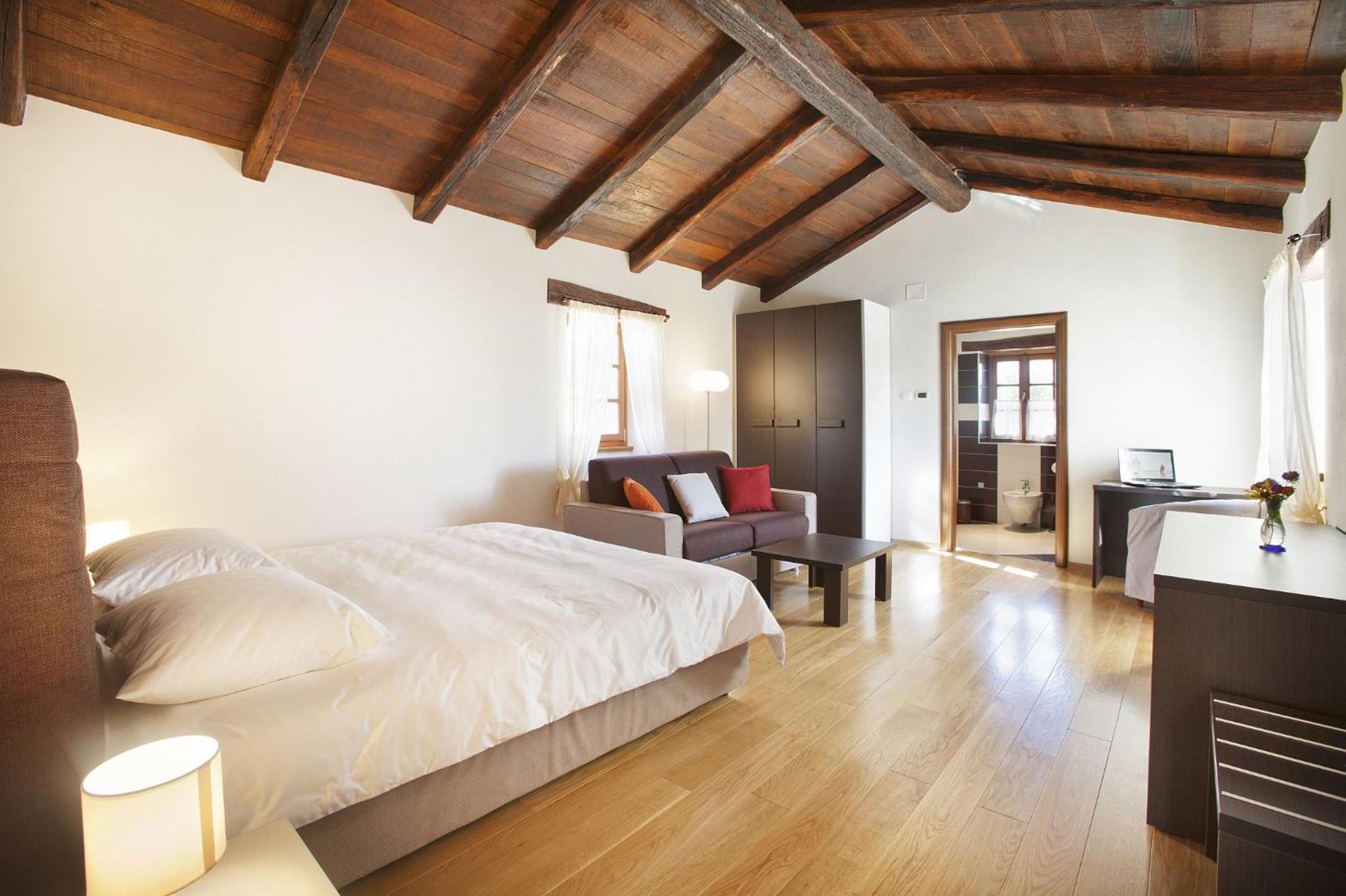 Villa Poropati, Groznjan, Istria - Luxury Countryside Estate For Up To 19 Persons - Large Pool Of 80M2 With Kids Section מראה חיצוני תמונה