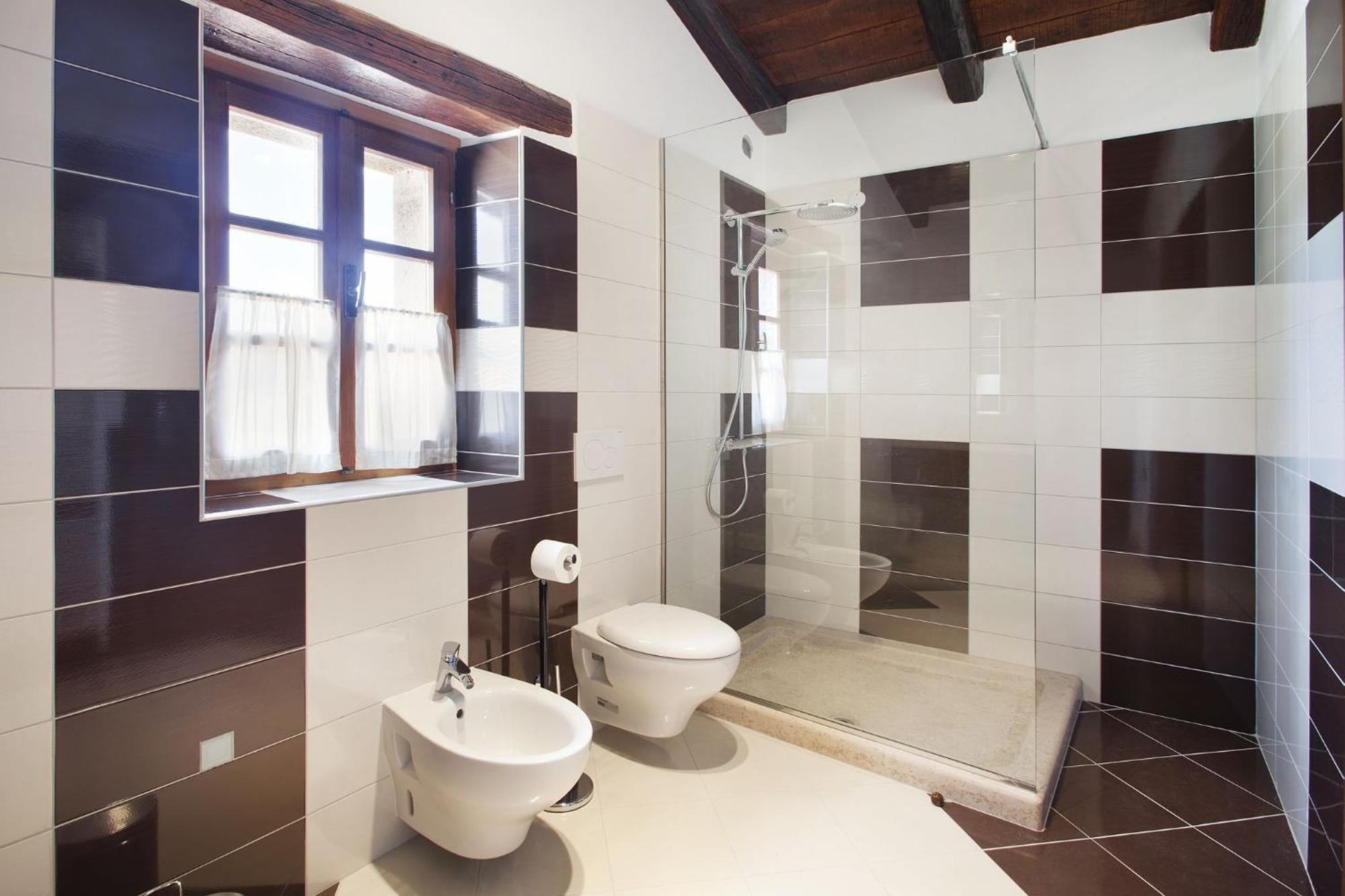 Villa Poropati, Groznjan, Istria - Luxury Countryside Estate For Up To 19 Persons - Large Pool Of 80M2 With Kids Section מראה חיצוני תמונה