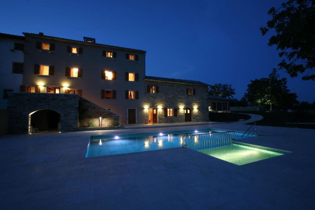 Villa Poropati, Groznjan, Istria - Luxury Countryside Estate For Up To 19 Persons - Large Pool Of 80M2 With Kids Section חדר תמונה