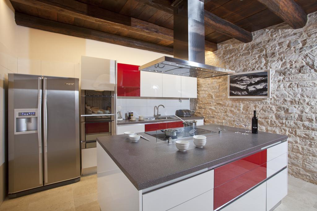 Villa Poropati, Groznjan, Istria - Luxury Countryside Estate For Up To 19 Persons - Large Pool Of 80M2 With Kids Section מראה חיצוני תמונה