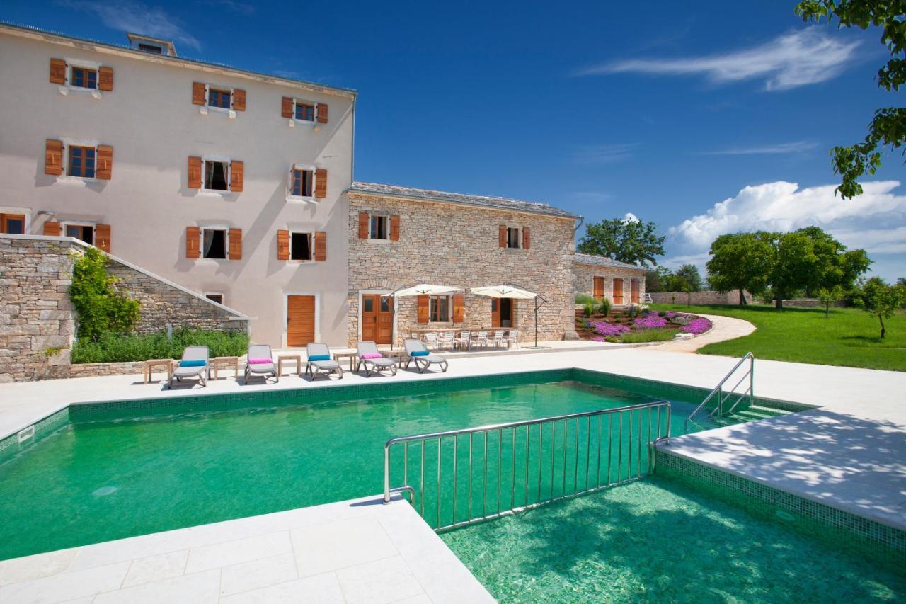 Villa Poropati, Groznjan, Istria - Luxury Countryside Estate For Up To 19 Persons - Large Pool Of 80M2 With Kids Section מראה חיצוני תמונה
