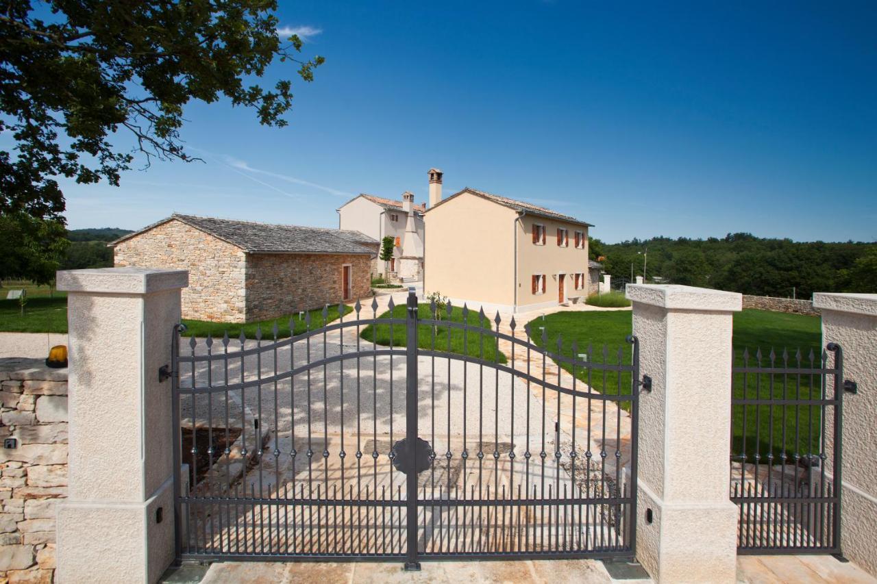 Villa Poropati, Groznjan, Istria - Luxury Countryside Estate For Up To 19 Persons - Large Pool Of 80M2 With Kids Section מראה חיצוני תמונה