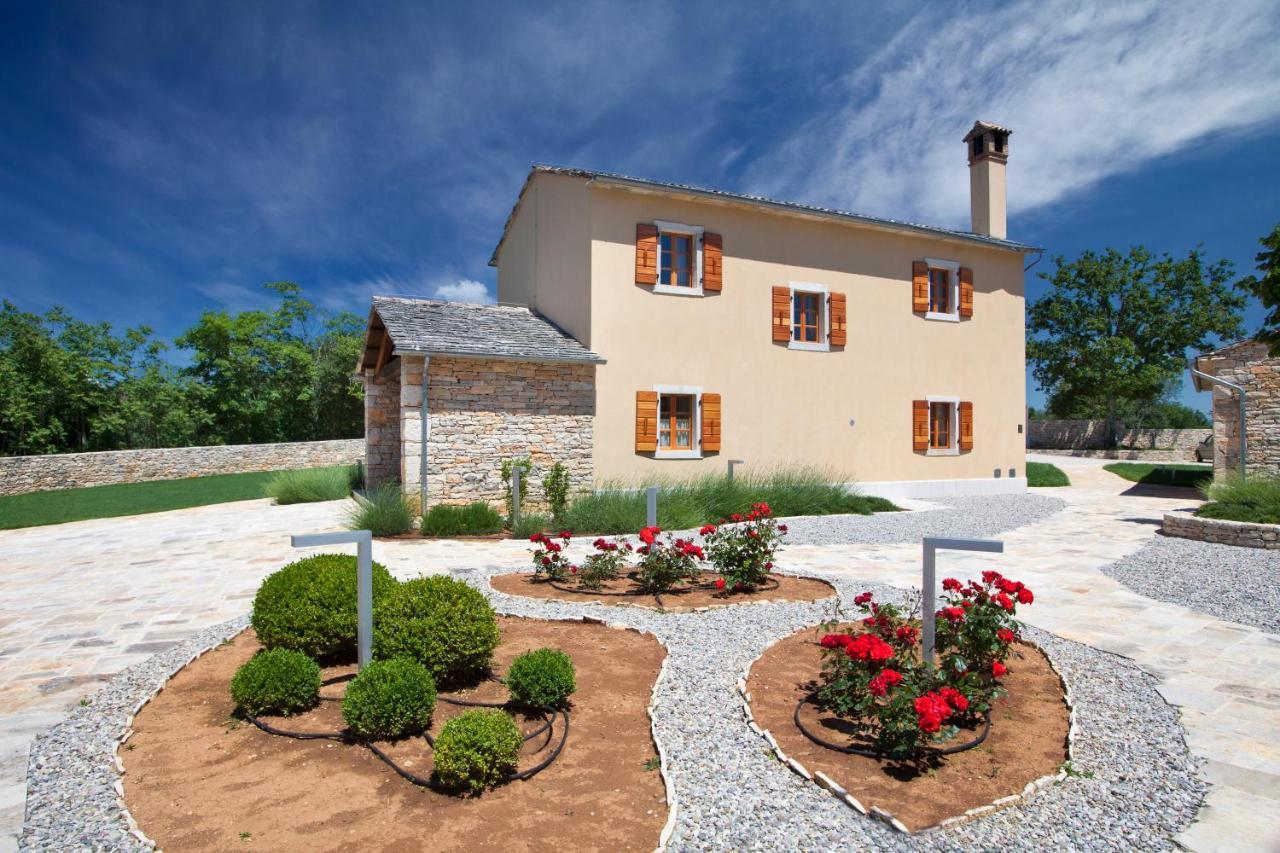 Villa Poropati, Groznjan, Istria - Luxury Countryside Estate For Up To 19 Persons - Large Pool Of 80M2 With Kids Section מראה חיצוני תמונה