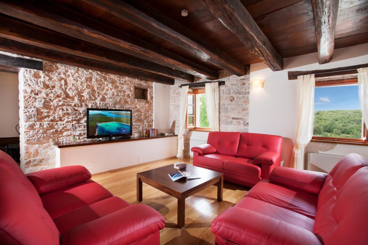 Villa Poropati, Groznjan, Istria - Luxury Countryside Estate For Up To 19 Persons - Large Pool Of 80M2 With Kids Section מראה חיצוני תמונה