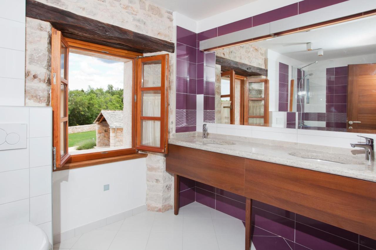 Villa Poropati, Groznjan, Istria - Luxury Countryside Estate For Up To 19 Persons - Large Pool Of 80M2 With Kids Section מראה חיצוני תמונה